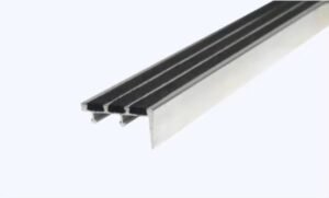 จมูกบันไดอลูมิเนียมอัดด้วยแร่กากเพชร 3 แถบ AP รุ่น AST-3